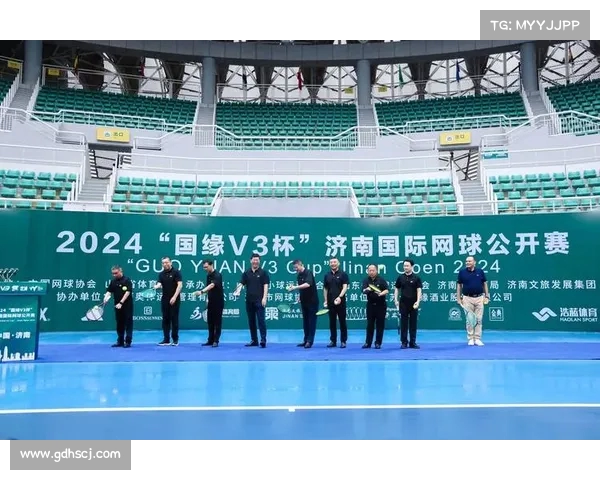 网球赛场激情四溢 球迷呐喊声中竞技与热血交织 网球赛场激情四溢 球迷呐喊声中竞技与热血交织