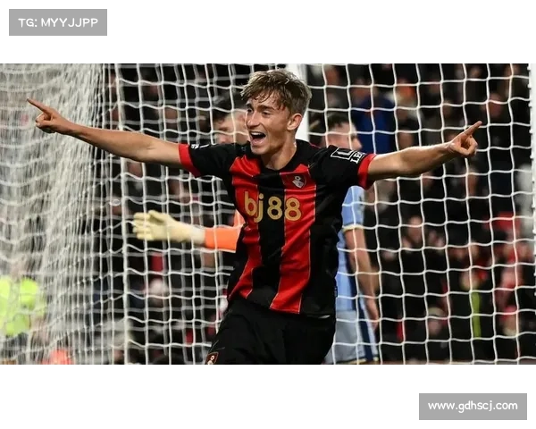 赫伊森在俱乐部门口停留十分钟 为小球迷签名互动引发热烈反响 赫伊森在俱乐部门口停留十分钟 为小球迷签名互动引发热烈反响